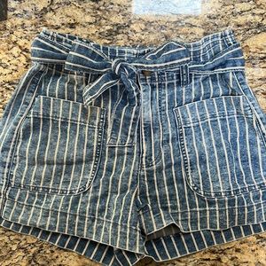 Cute pinstripe AE shorts